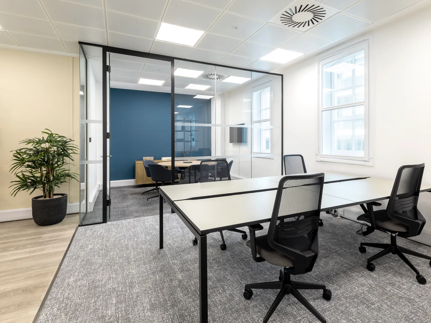 Wordkstations and meeting room